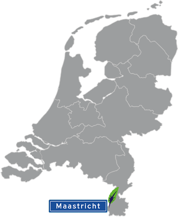 Grijze kaart van Nederland met Maastricht aangegeven voor maatwerk taalcursus Spaans zakelijk - blauw plaatsnaambord met witte letters en Dagnall veer - transparante achtergrond - 600 * 733 pixels